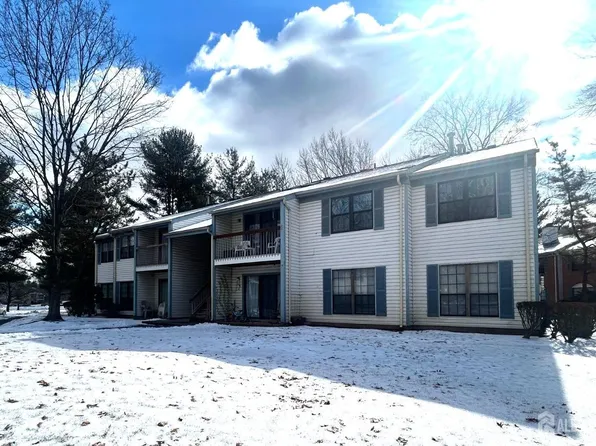 22 Crabapple Ln, Franklin Park, NJ 08823