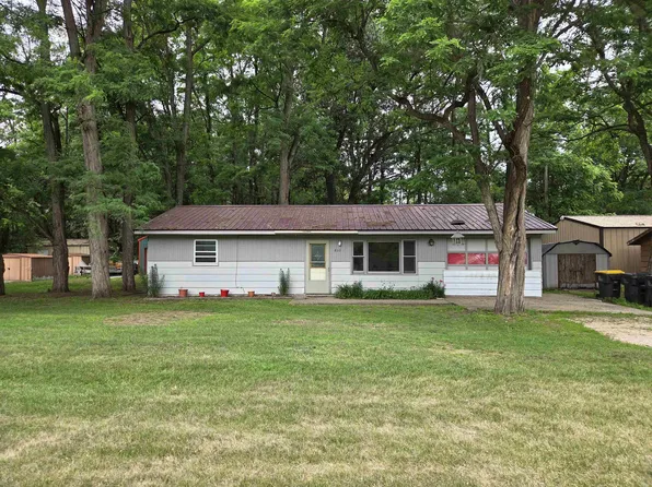 810 Locust Rd, Avoca, WI 53506