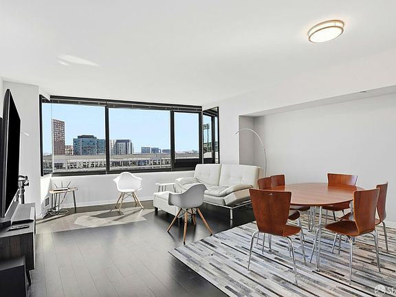 3rd image of 250 King St Unit 960