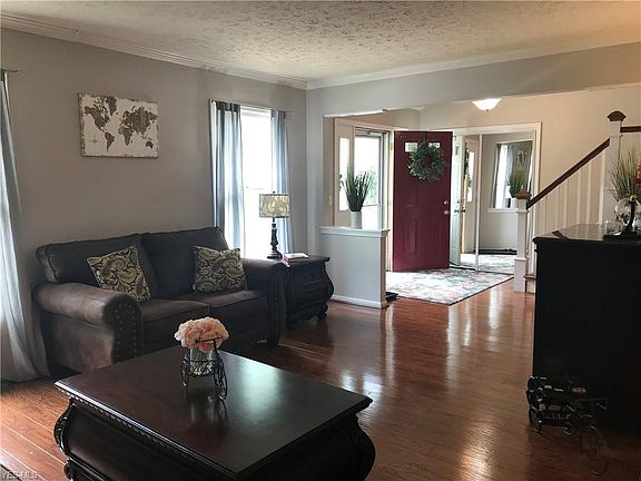 3rd image of 3450 Parkview Dr