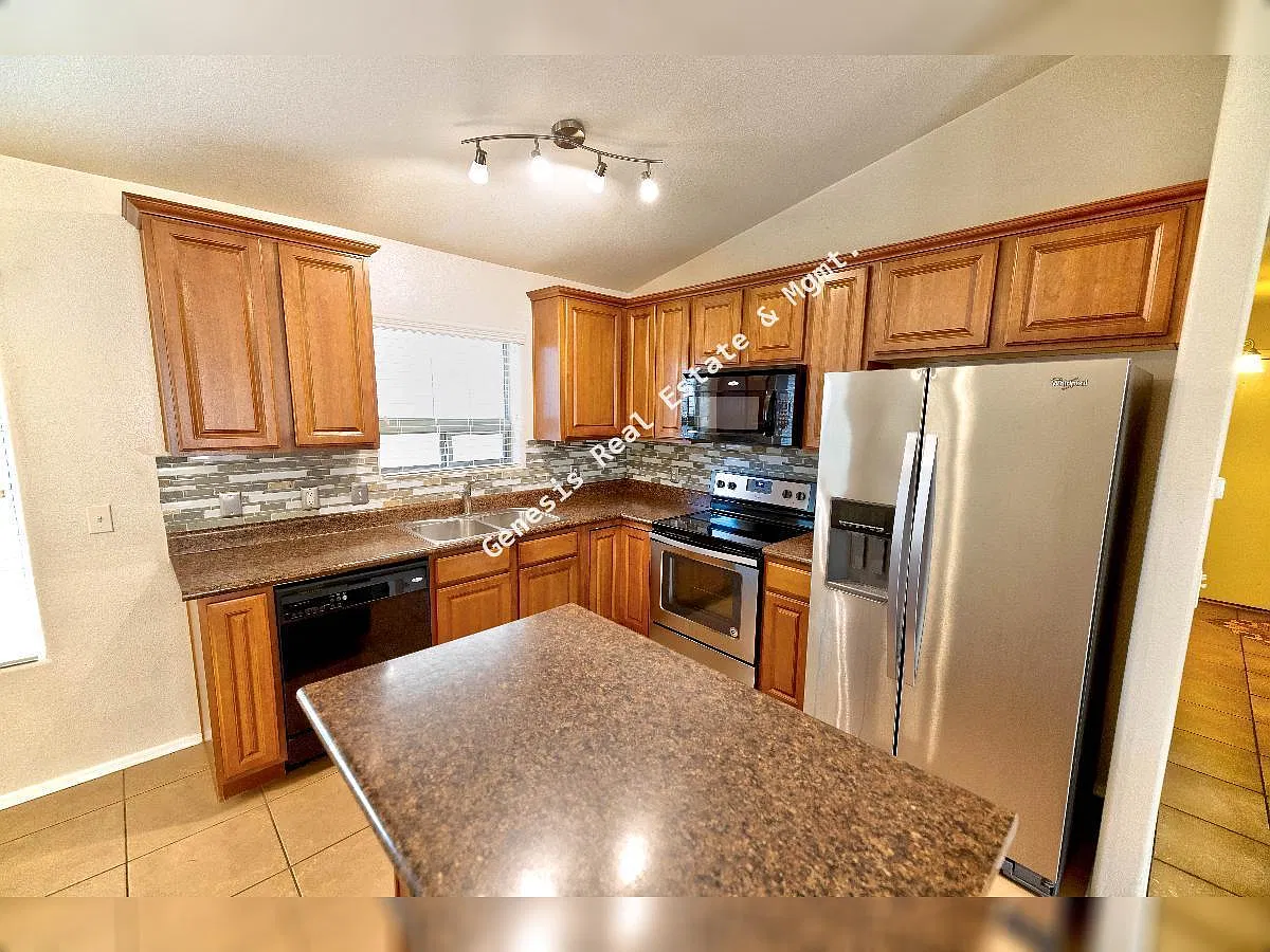 3 bed, 2.0 bath, 1556 sqft, $1,850 — Photo 3
