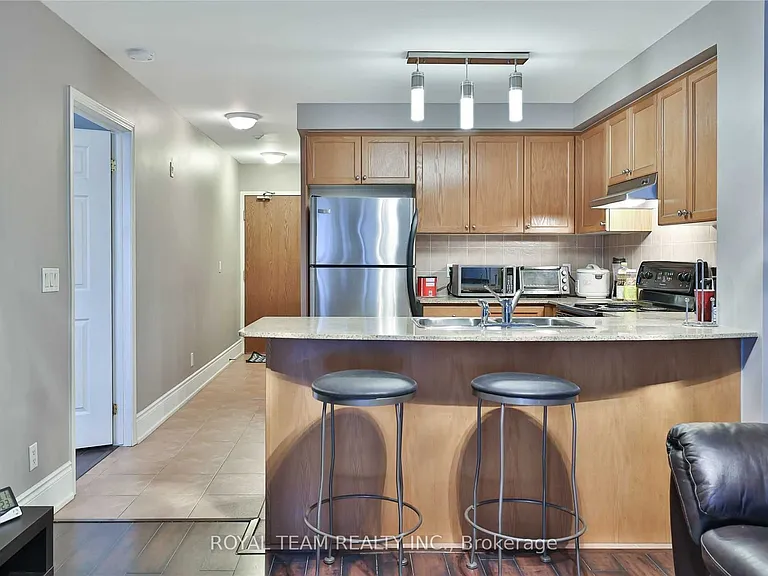 2 Maison Parc Ct #808 — Photo 5