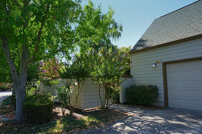 1st image of 650 Crocus Dr