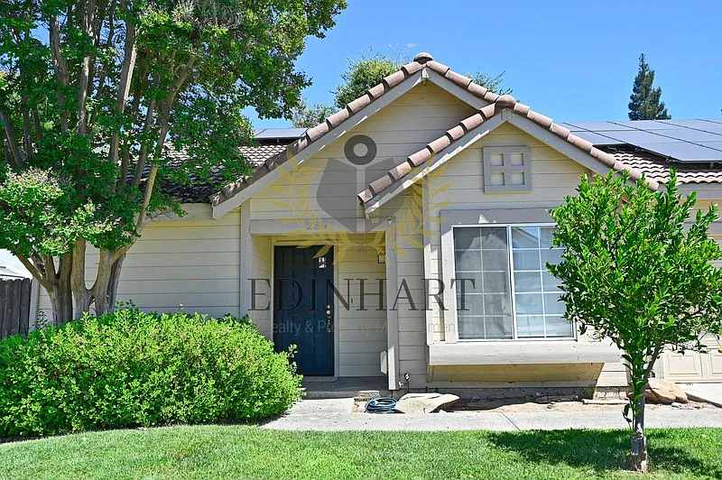 3 bed, 2.0 bath, 1245 sqft, $2,400 — Photo 3