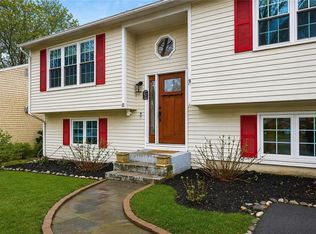 8 Sweet Fern Trl, Narragansett, RI 02882
