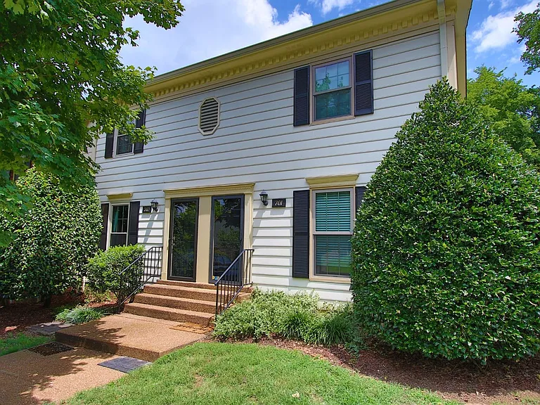 702 Fox Ridge Dr — Photo 1