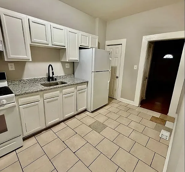 3000 Wolcott Ave — Photo 1