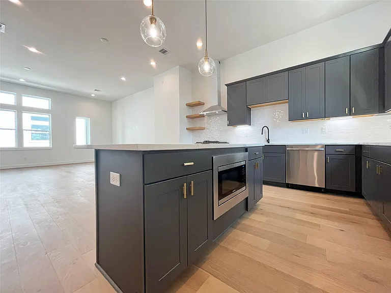 326 Eastwood St — Photo 6