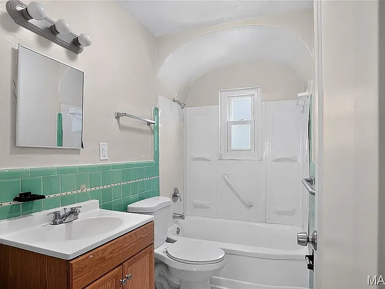 9XX Smith Ave — Photo 2