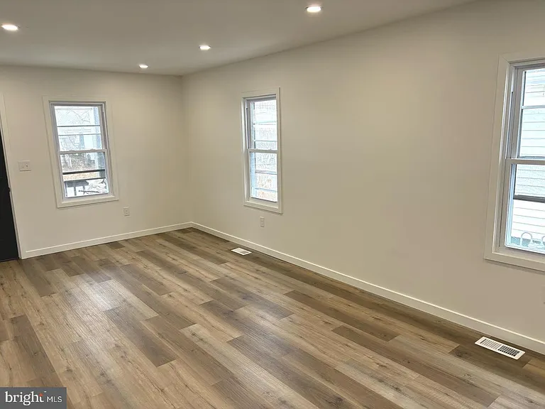 1019 S Broadway — Photo 3
