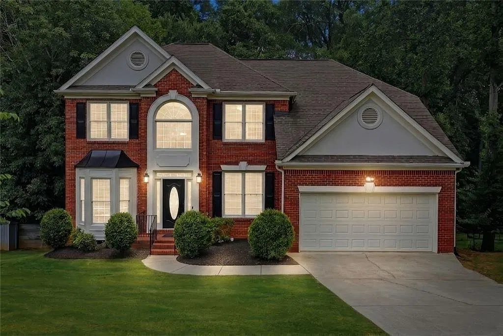 6 bed, 3.5 bath, 5070 sqft, $3,600 — Photo 2