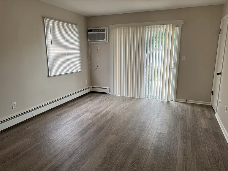 87 Port Sheldon St SW — Photo 3