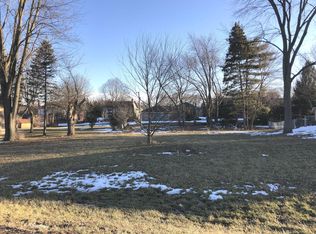 335 W Walnut St, Roselle, IL