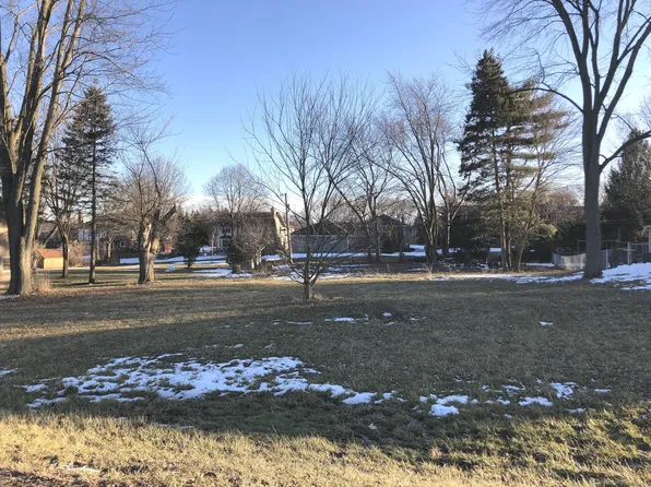 335 W Walnut St, Roselle, IL 60172