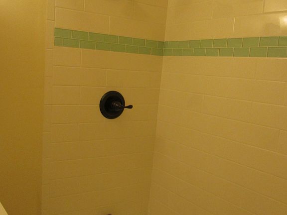 5th image of 610 Barracks St #C