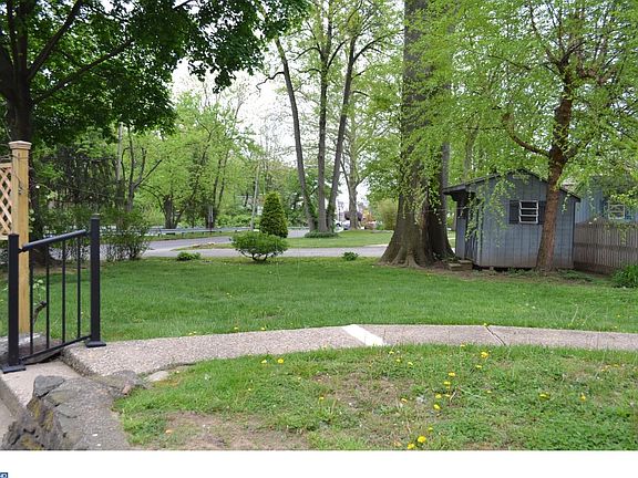 3rd image of 900 Belmont Ave