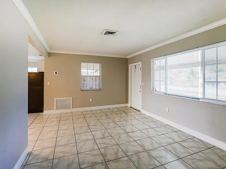 2300 De Soto Dr — Photo 4