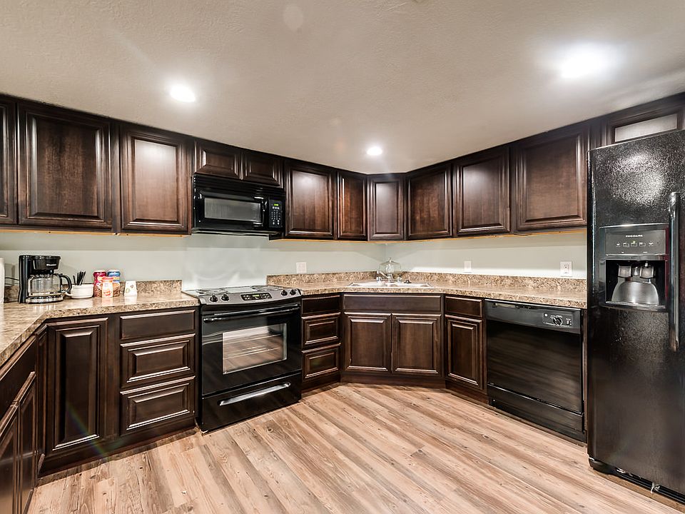 Avery Trace Clubhouse Kitchen