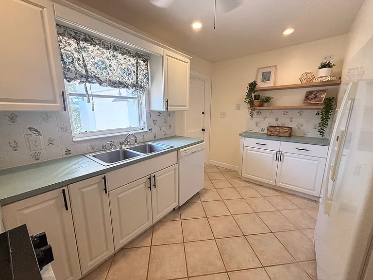 430 Coconut Dr — Photo 13