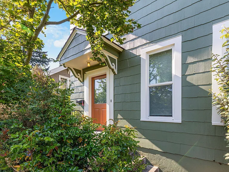 2047 N Sumner St — Photo 33