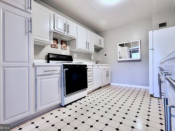 3rd image of 4800 Chevy Chase Dr APT 408