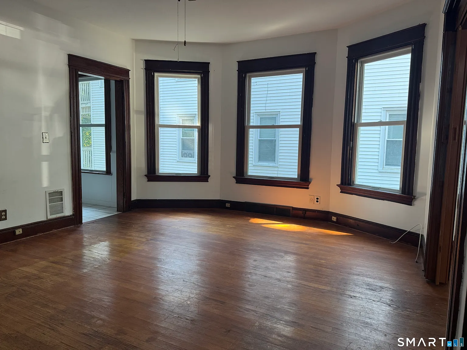 3 bed, 1.0 bath, 1000 sqft, $2,300 — Photo 3
