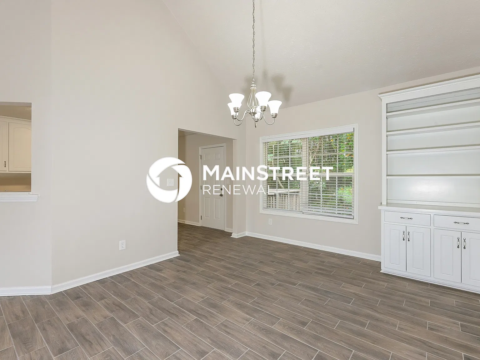 1599 Queen Elizabeth Dr — Photo 4