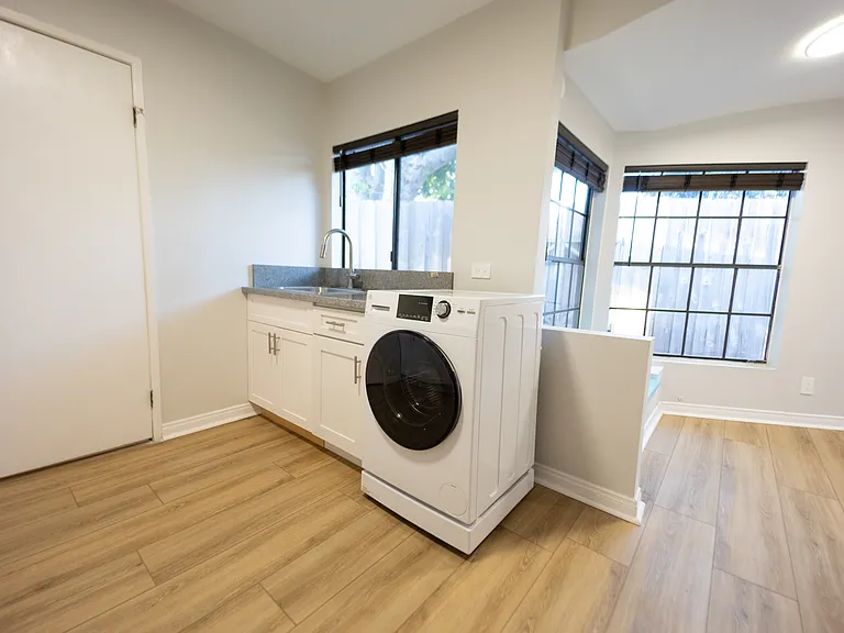 bay window with seat, 2-in-1 washer/dryer, kitchenette sink