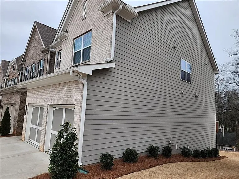 1366 Endicott Ct — Photo 2