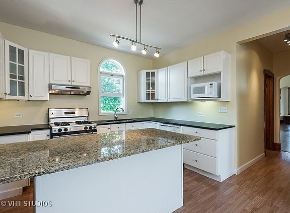 5th image of 3024 N Francisco Ave