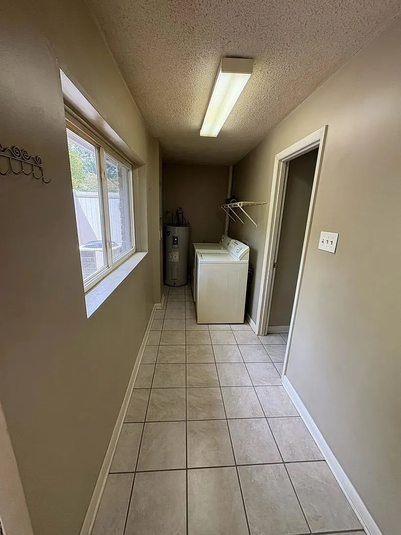 Laurel Avenue — Photo 2