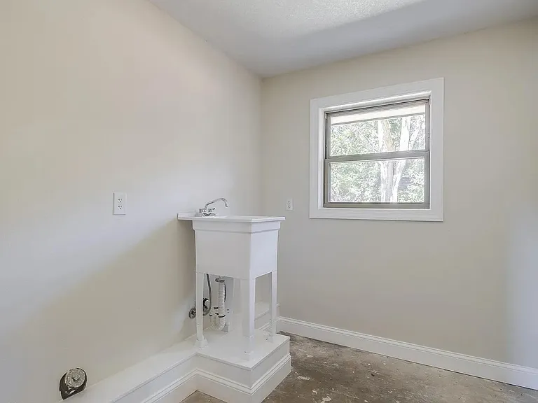 306 Westview Dr — Photo 7