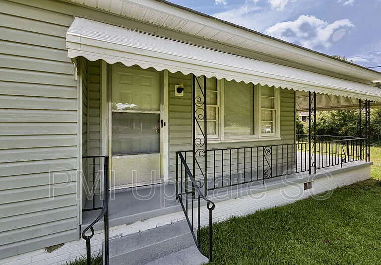 105 Truman St — Photo 2