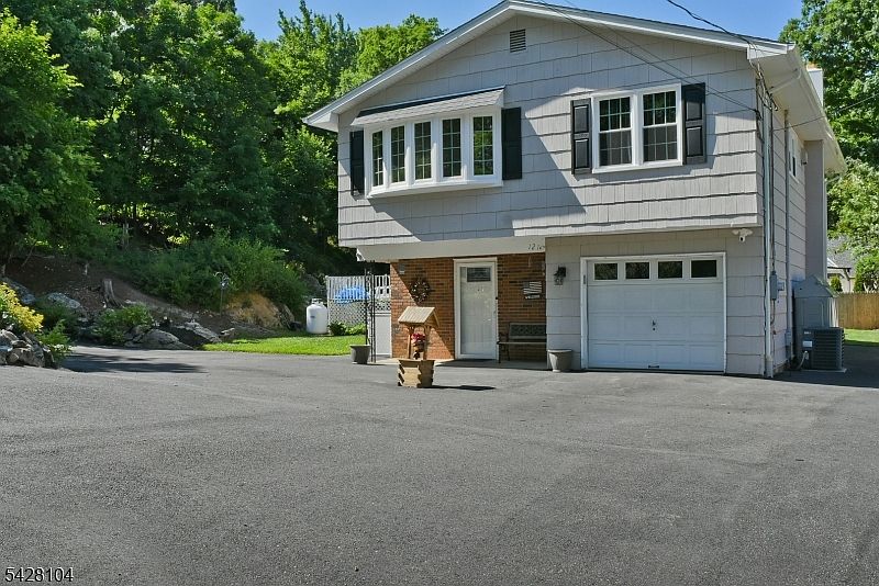 1st image of 121 Leland Trl