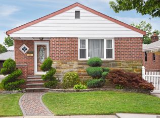 5852 208th St, Oakland Gardens, NY 11364