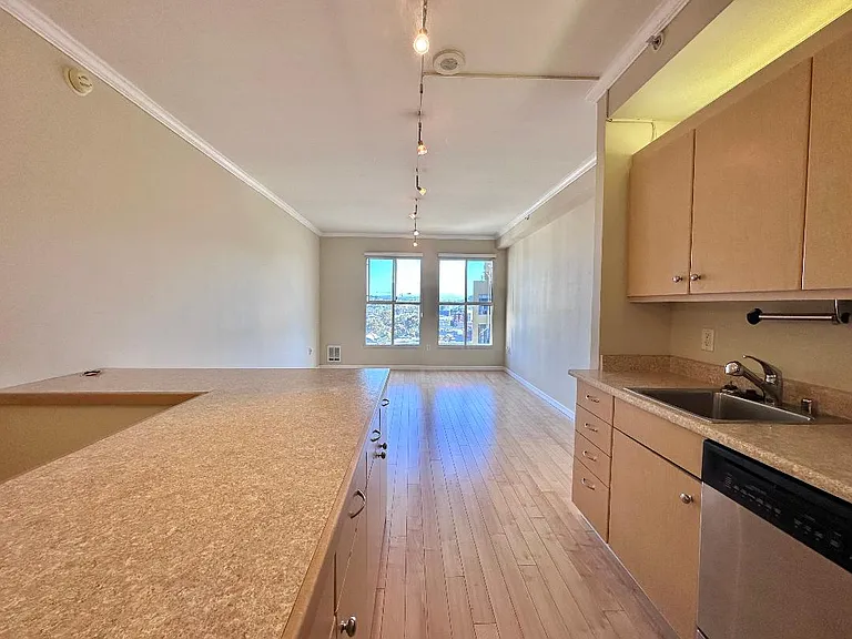 140 S Van Ness Ave #1024 — Photo 3