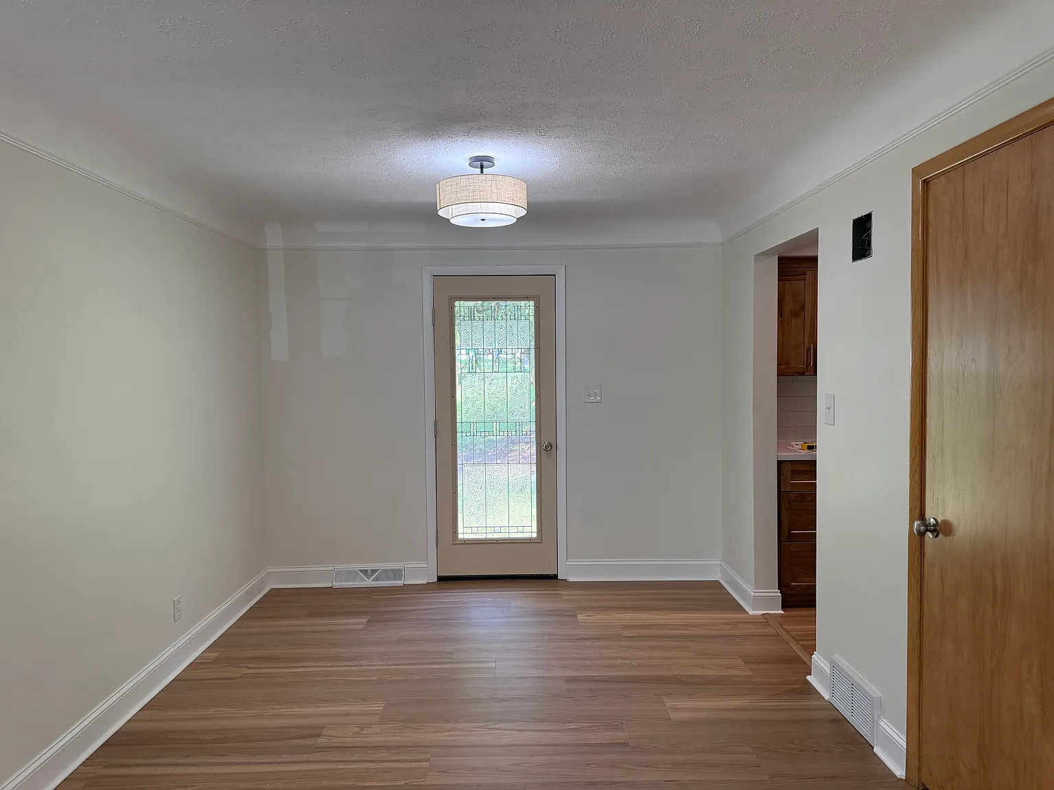 3 bed, 1.5 bath, 1316 sqft, $2,700 — Photo 3