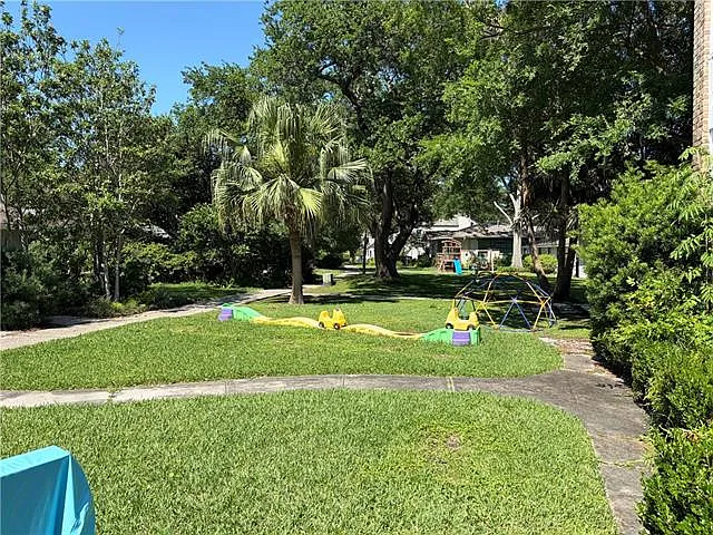 4 bed, 2.0 bath, 2200 sqft, $3,000 — Photo 2