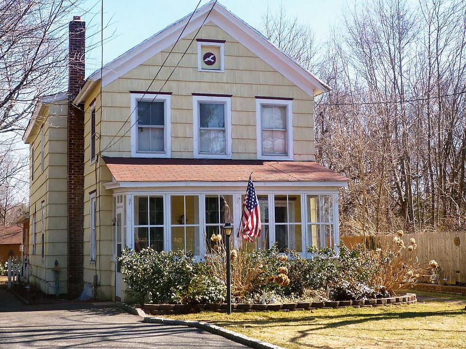 107 Oakwood Ave. - Bayport