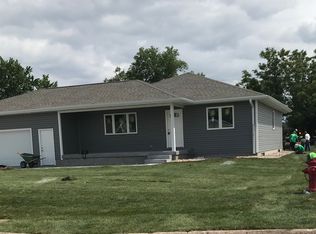415 W 13th St, Wood River, NE 68883