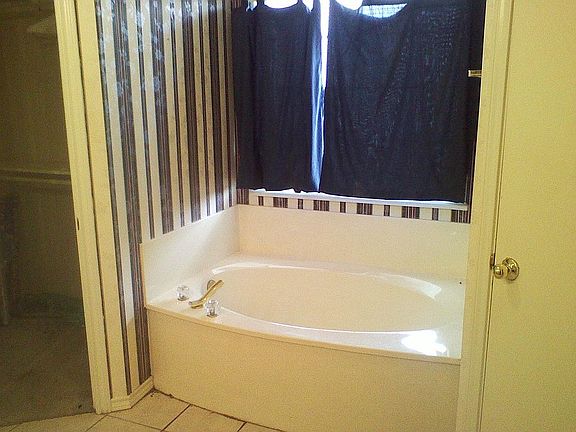 4th image of 205 Anita Ln