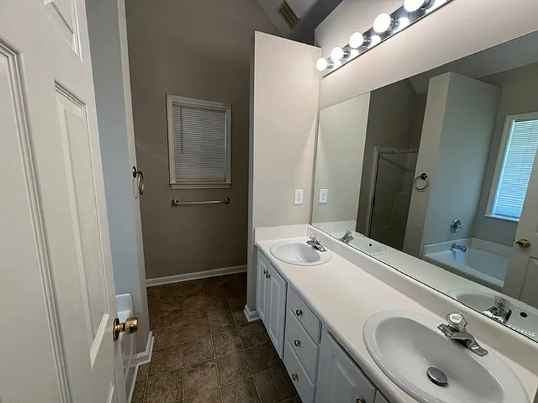 102 Woodstream Trl — Photo 8