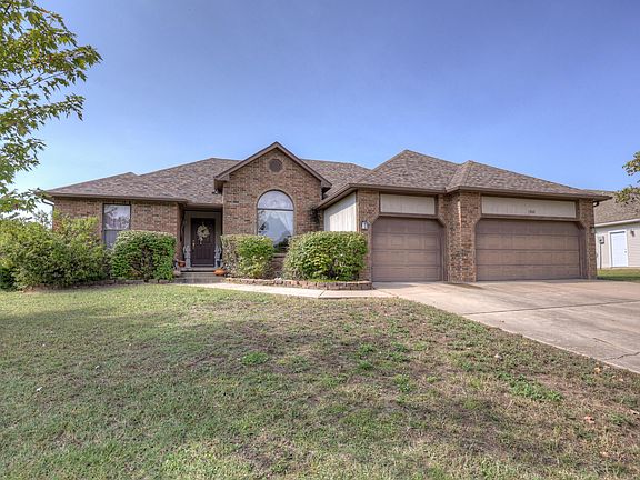 2nd image of 1302 Whispering Oaks Drive