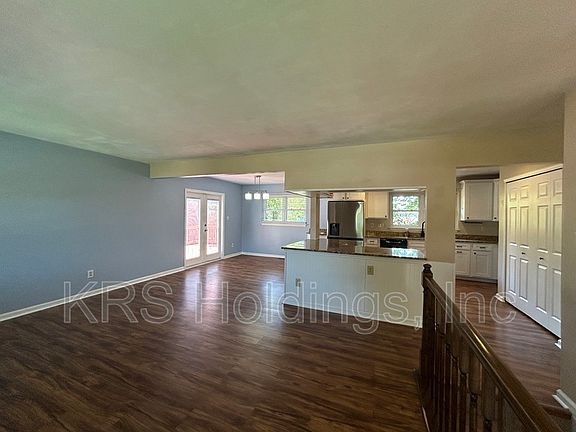 3rd image of 504 Stoney Creek Cir