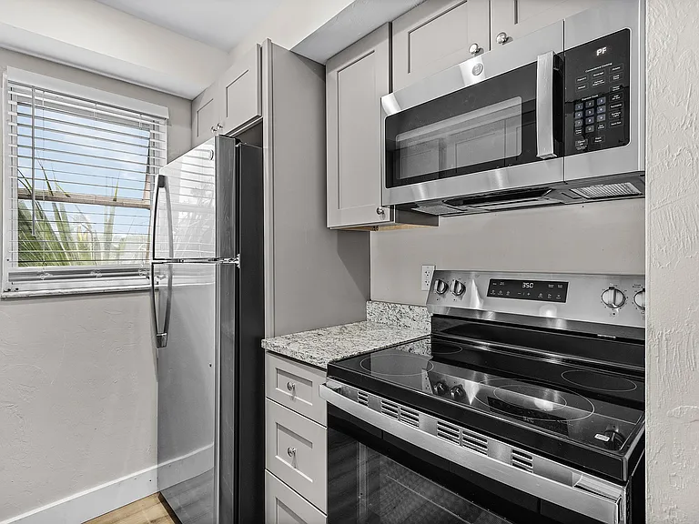 1917 Maravilla Ave #23 — Photo 10