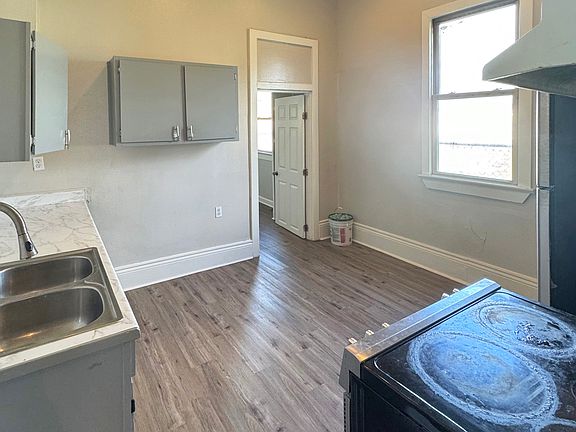 3rd image of 3159 Urquhart St