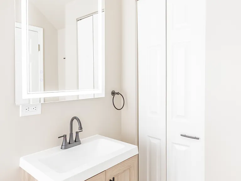 425 E 41st St #1 — Photo 15