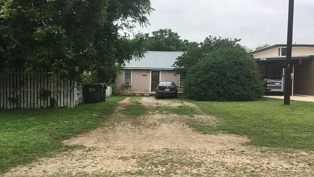 302 1/2 S Burleson St — Photo 1