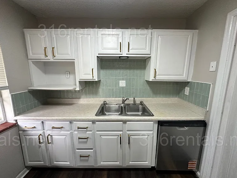 1920 S Fern Ave — Photo 4