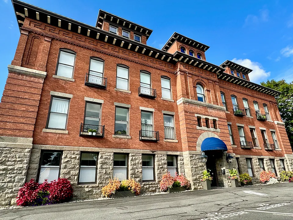 77 Van Dam St #302